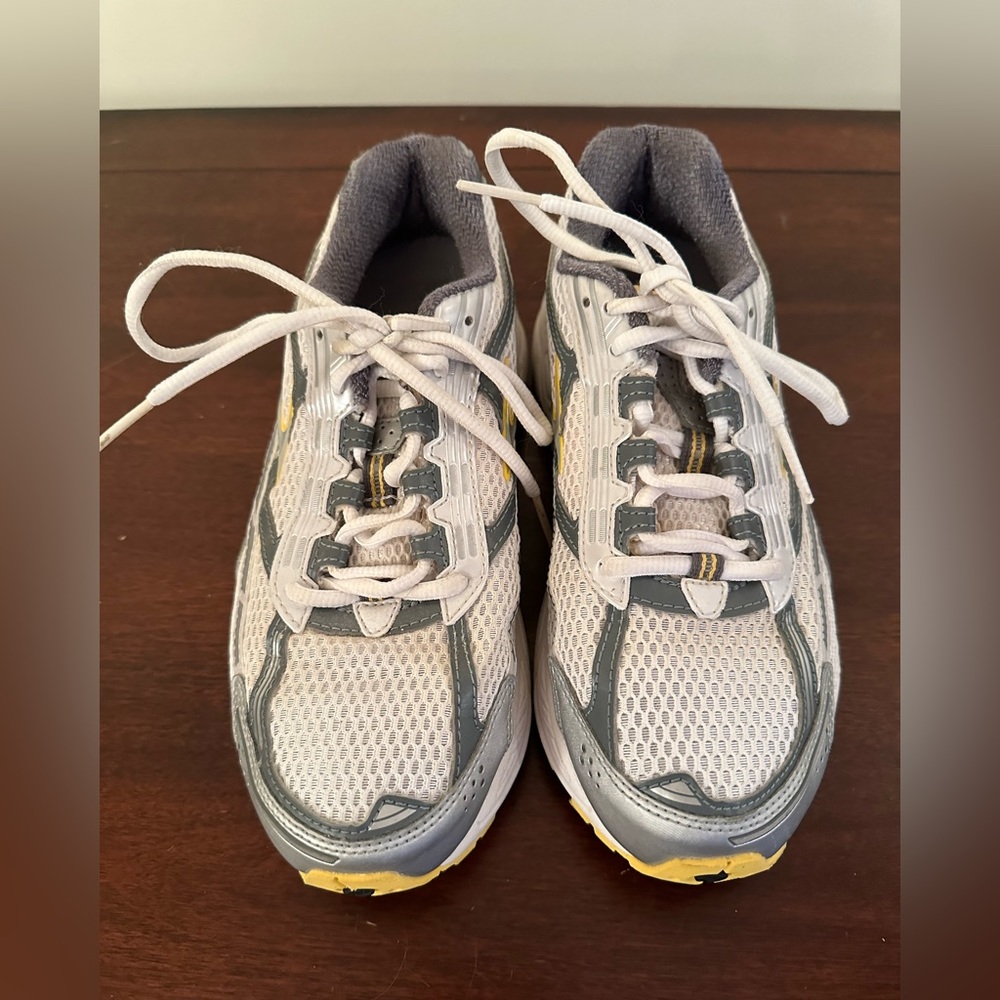 Brooks Mogo Sneakers Size 8 Extra Wide Hardly Worn